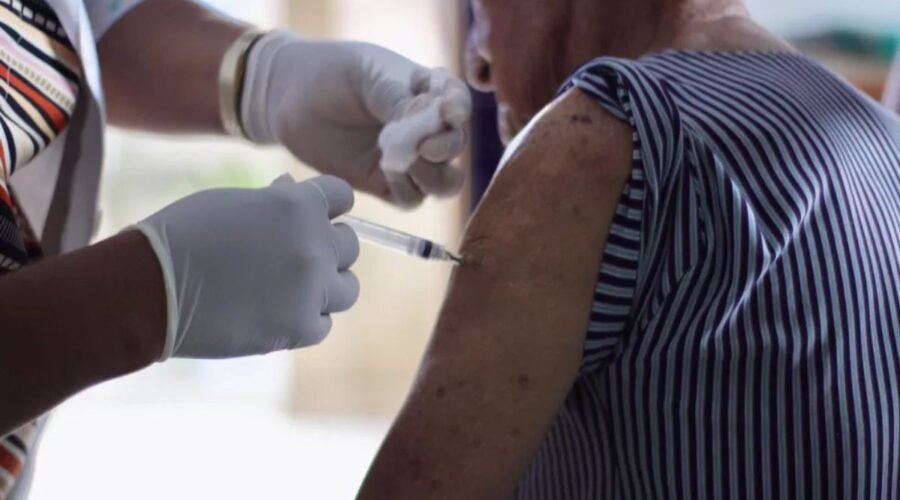 Vacina contra pneumonia é liberada para idosos a partir de 85 anos na Baixada Santista