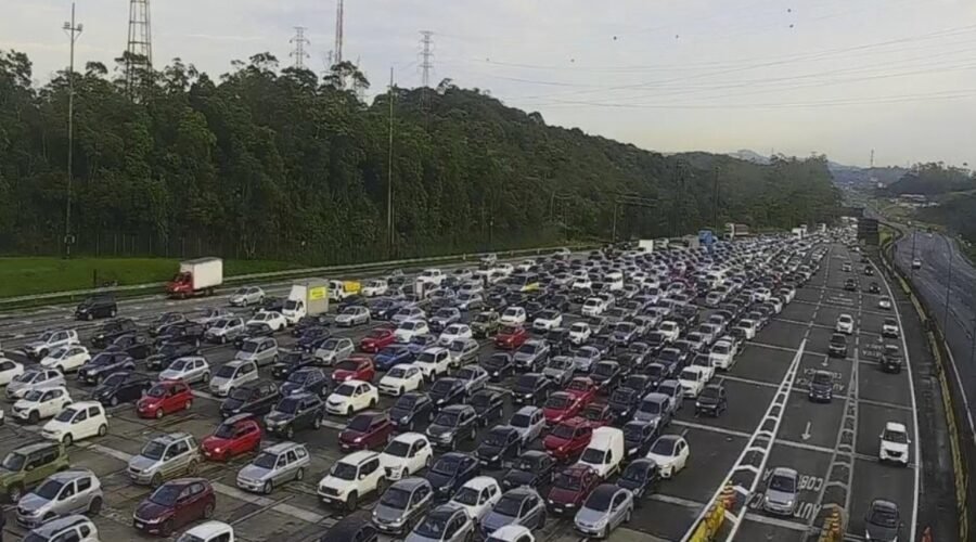 Imigrantes tem trânsito lento na descida ao litoral de SP no feriado