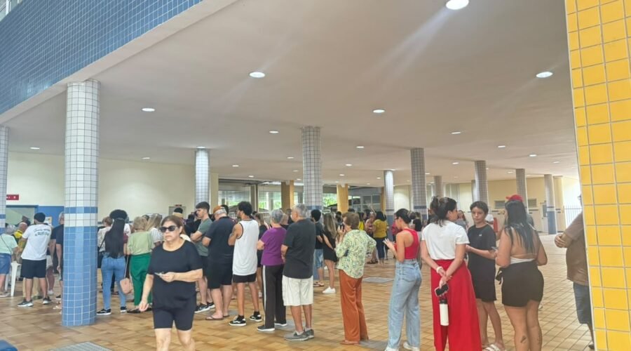 Eleições 2026: maior local de votação de Santos tem filas e reúne eleitores de diferentes gerações