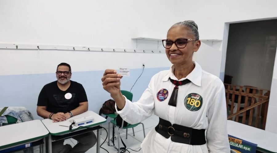 Marina Silva vota em Santos durante o primeiro turno das Eleições 2026